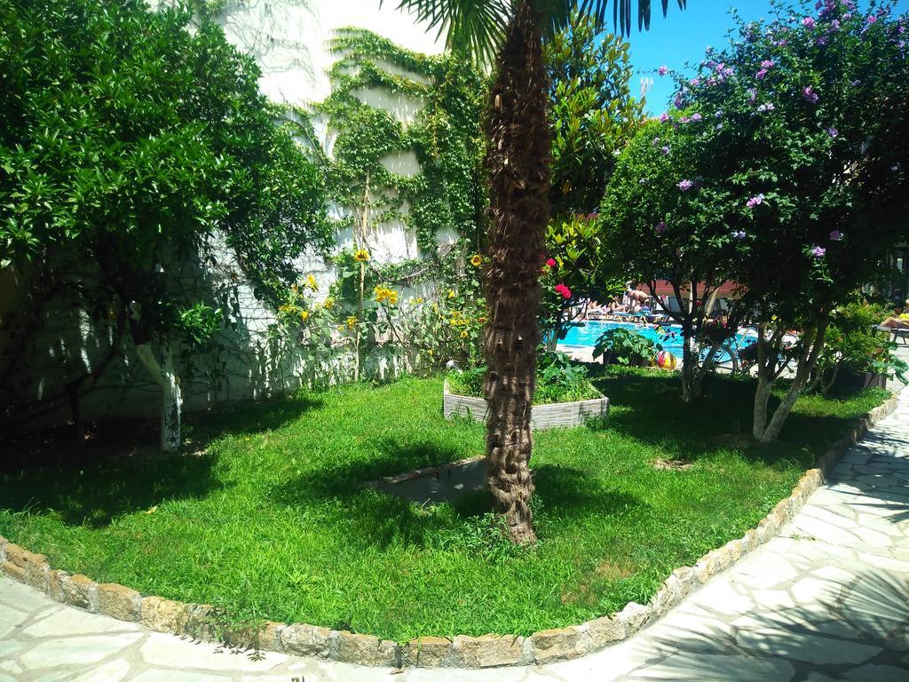 Pelli Hotel Pefkochori Bagian luar foto