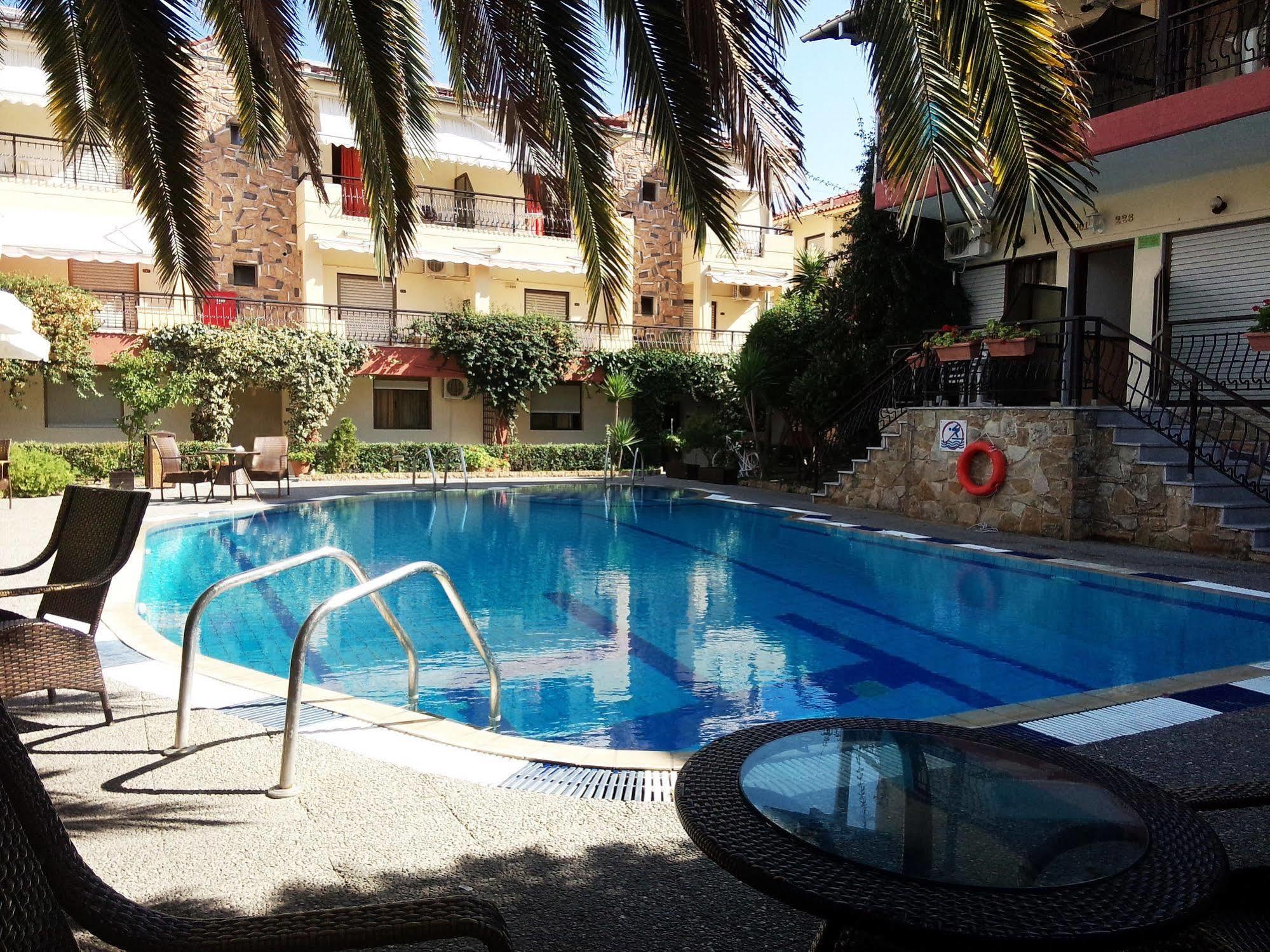 Pelli Hotel Pefkochori Bagian luar foto